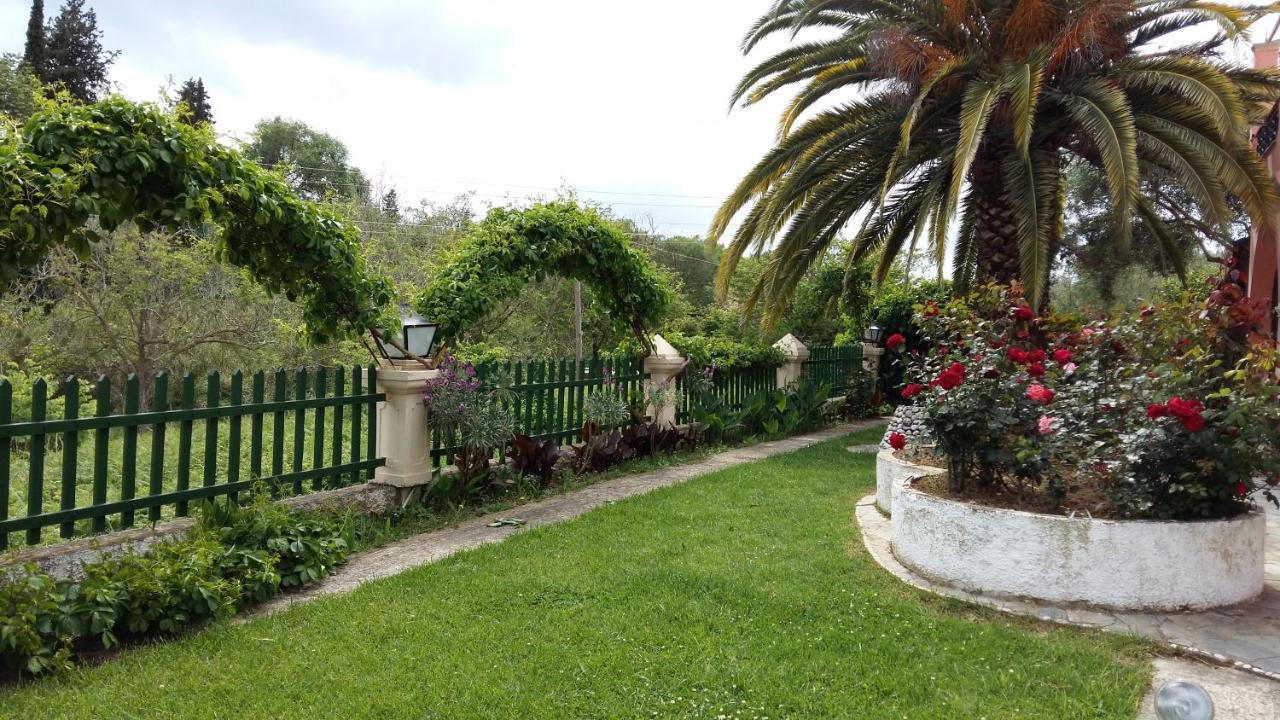 Pool Villa Grigoris Aspiotades Exteriör bild
