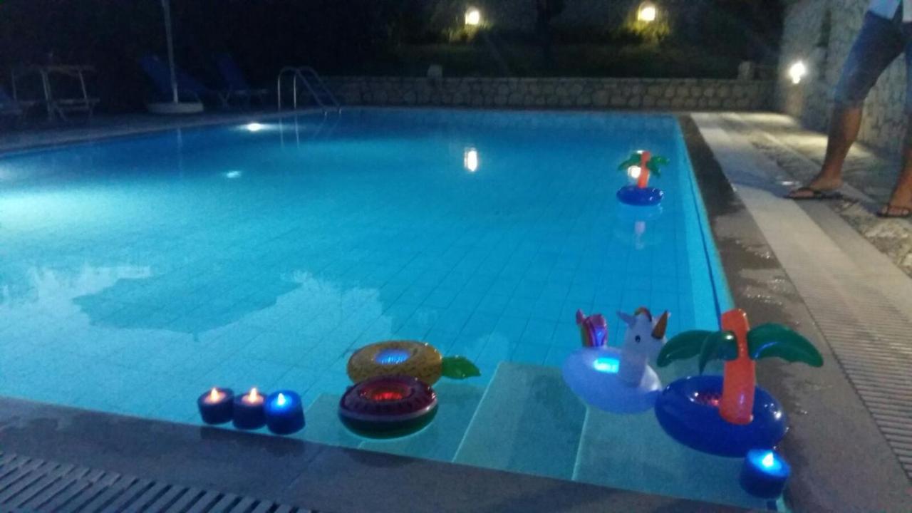 Pool Villa Grigoris Aspiotades Exteriör bild