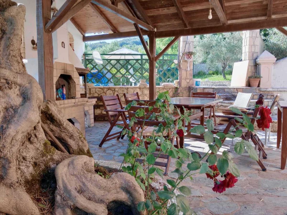 Pool Villa Grigoris Aspiotades Exteriör bild
